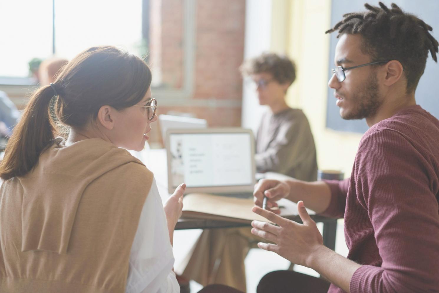 Équipe iqexaralova travaillant en collaboration avec des clients sur l'analyse des risques financiers
